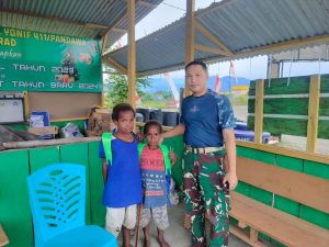 Anak-anak yang Main ke Pos Satgas Yonif 411 Kostrad Tersenyum, Dapat Hadiah Tas Dari Bapa Komandan