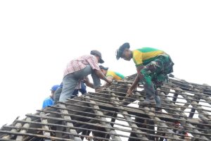 Semangat Gotong Royong, Prajurit Yonif 514 Kostrad Perbaiki atap dan Bersihkan Puing akibat Angin Puting Beliung