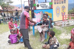 Beri Bukti Bukan Janji, Satgas Yonif 330 Kostrad Bantu Tangani Pengungsi