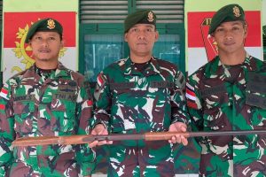 Penyerahan Secara Sukarela Satu Pucuk Senjata Api Rakitan Laras Panjang ke Satgas RI-Malaysia Yonarmed 10 Kostrad