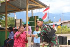 Dapat Mainan Baru Dari Pasukan Pandawa, Anak-anak Distrik Keneyam Gak Mau Pulang Ke Rumah