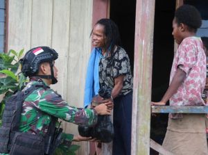 Pasukan Pandawa Kostrad, Menebar Paket Senyum di Rumah Warga Sekitar Pos Kotis Kenyam