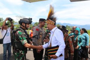 Kunjungi Kenyam Nduga, Pj Gubernur Papua Pegunungan Apresiasi TNI-Polri Solid Menjaga Stabilitas Keamanan Jelang Pemilu