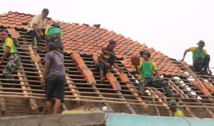 Prajurit Yonif 514 Kostrad Bersama Masyarakat Bondowoso, Semangat Penanggulangan Puting Beliung Hari ke-6