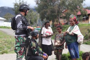 Satu Kepedulian, Berjuta Kebahagiaan: Satgas Yonif 330 Kostrad Bagikan Nasi Bungkus untuk Masyarakat di Wilayah Penugasan