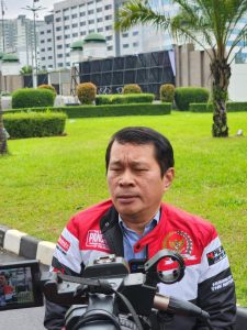 Demo Kades di Depan Gedung DPR Sudah Mulai Bakar Ban Tuntut Jabatan 6 Tahun Jadi 9 Tahun, Anggota Dewan Santoso Beri Tanggapan