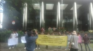 Ngerii!!  Aksi Demo Dukung KPK Tetapkan Bupati Lamongan Sebagai Tersangka Dugaan Korupsi