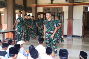 Panglima Kostrad Berbagi Kebahagiaan dengan Anak Yatim Piatu di Markas Yonif 501 Kostrad