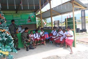Tawa Ceria Anak-anak Keneyam Bersama Pasukan Pandawa Kostrad