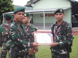 Danyon Armed 6 Kostrad Berikan Penghargaan Khusus untuk Prajurit Berprestasi dalam Cabang Voli dan Beladiri
