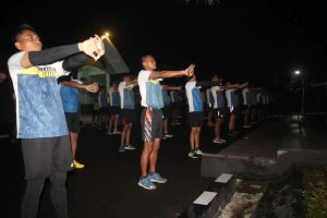 Prajurit Resimen Armed 2 Kostrad Lari 5K dengan Penuh Semangat