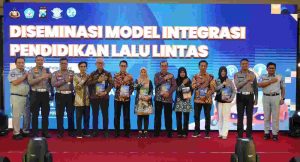 Jasa Raharja dan Korlantas Polri Serahkan Buku Pendidikan Lalu Lintas Kepada Tenaga Pengajar di Jawa Timur