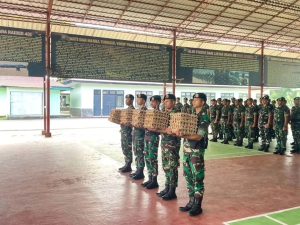 Yonif 431 Kostrad Terus Tingkatkan Kesejahteraan Prajuritnya dengan Membagikan Telur Kepada Anggota