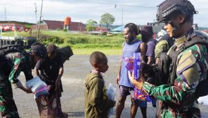 Warga Kenyam Bersyukur, Satgas Mobile Yonif 411 Kostrad Kembali Bagikan 250 Selimut dalam Program ‘Pos Senyum