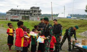Satgas Mobile Yonif 411Kostrad Berbagi Buku Tulis di Distrik Keneyam, Papua Pegunungan