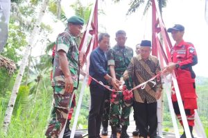 Kasbrigif 13 Kostrad Resmikan Jembatan Gantung di Tasikmalaya, Bukti Solidaritas TNI – Rakyat