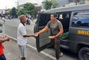 Jumat Berkah Staf Teritorial Brigif 9 Kostrad Berbagi Kepada Masyarakat