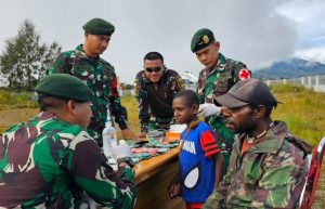 Layanan Pemeriksaan Kesehatan Gratis “Halo Doc Tri Dharma” Satgas Yonif 330 Kostrad Bantu Warga Intan Jaya