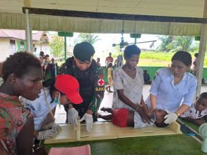 Kolaborasi Mantap di Pedalaman Papua, Satgas Mobile Yonif 411 Kostrad Sinergi Bersama Puskesmas Mumugu