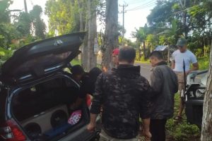 Wujud Nyata 8 Wajib TNI, Prajurit Yonif 318 Kostrad Evakuasi Korban Kecelakaan Tunggal Warga Masyarakat