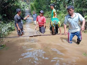 Satgas Pamtas RI- Malaysia Yonarmed 10 Kostrad Bantu Warga Perbatasan Perbaiki Jembatan