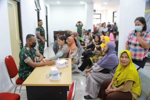 Yonif 754 Kostrad Berperan Aktif dalam Kegiatan Bakti Sosial Pengobatan Gratis dan Pembagian Sembako di Timika
