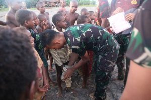 Kebahagiaan Anak-anak Kampung Agani, Dapat Baju Baru Dari Satgas Mobile Yonif 411 Kostrad