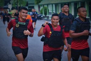 Pasukan Lintas Udara Bajra Yudha Tingkatkan Kemampuan Fisik Dengan Lari Aerobik Menggunakan Rompi Baja