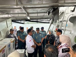 Lanal Dabo Singkep Kolaborasi Dengan KRI Beladau-643 Distribusikan Logistik Pemilu Tahun 2024 Ke Pulau Pekajang