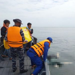 Pos TNI AL Tanjung Medang Bersama Tim SAR Gabungan Evakuasi Temuan Mayat di Perairan Tanjung Punak Rupat Bengkalis