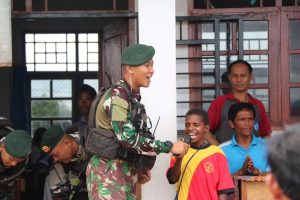 Peduli Pendidikan, Pasukan Pandawa Serahkan Bantuan Alat Tulis di SD Gabungan Distrik