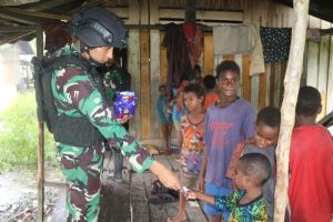 Anjangsana ke Rumah Warga, Cara Satgas Mobile Yonif 411 Kostrad Dekat Dengan Masyarakat Papua