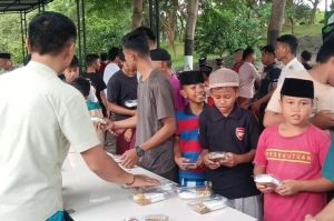 Jumat Berkah Staf Teritorial Brigif 9 Kostrad Laksanakan Kegiatan Berbagi Kepada Masyarakat