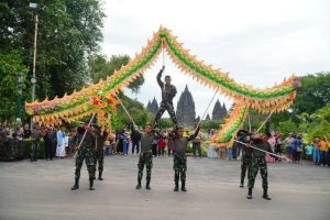 Atraksi Barongsai Yonarmed 11 Kostrad Pukau Wisatawan di Candi Prambanan