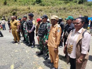 Satgas Yonif 330 Kostrad Kolaborasi dengan Apkam TNI-Polri Kawal Pemberian Bantuan dari BNPB di Intan Jaya