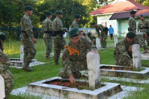 Personel Satgas Pamtas RI-PNG Yonif 432 Kostrad Ziarah ke Makam Pahlawan Menjelang Pemberangkatan