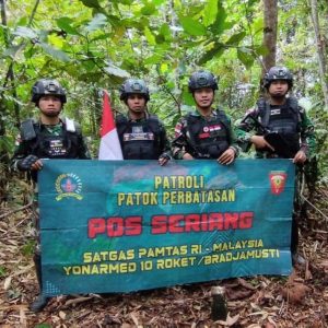 Prajurit Satgas Pamtas Yonarmed 10 Kostrad Patroli Patok di Perbatasan RI-Malaysia