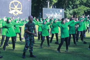 Olahraga Bersama Persit dan Prajurit Yonif 502 Kostrad