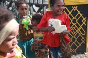 Boneka Cantik Jadi Tanda Kasih dari Ksatria Yonif 330 Kostrad untuk Anak-anak Intan Jaya