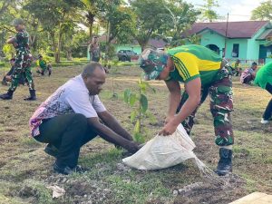 Sambut HUT ke-63 Kostrad, Pasukan Yonif 754 Kostrad Tanam 63 Pohon bersama Masyarakat