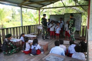 Anggota Satgas Mobile Yonif 411 Kostrad Jadi Guru Sementara di Sekolah Pedalaman Papua