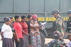 Ratusan Paket Senyum Satgas Yonif 411 Kostrad Kembali Bahagiakan Masyarakat Keneyam