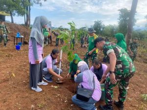 Danyonif 431 Kostard Ikuti Acara Penanaman Pohon Reboisasi di Desa Pucak Peringati HUT Ke-64 Kostrad