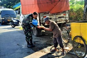Jumat Berkah Staf Teritorial Brigif 9 Kostrad Melaksanakan Kegiatan Berbagi Kepada Masyarakat