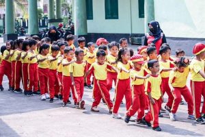 TK Dharma Rini III Kunjungi Batalyon Zeni Tempur 10 Kostrad untuk Outing Class