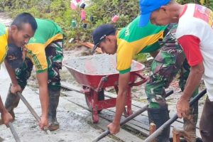 Satgas Pamtas Yonarmed 10 Kostrad Bersama Warga Perbaiki Jalan Rusak di Perbatasan RI-MLY