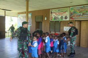 Bahagianya Anak-anak PAUD Santa Theresia Kecil Mumugu Dapat Tas Baru