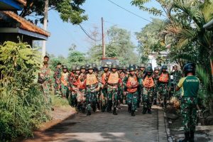 Prajurit Batalyon Zeni Tempur 10 Kostrad Melaksanakan Latihan Lari Lintas Medan
