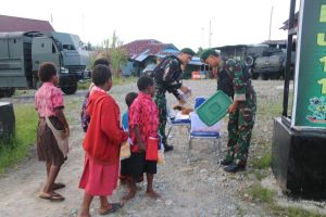 Bagi-Bagi Roti dan Buku Tulis, Pasukan Pandawa Kostrad Makin Dicintai Anak-anak Papua