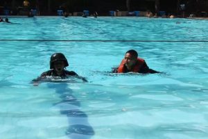 Prajurit Yonbekang 1 Kostrad Laksanakan Latihan Renang Militer